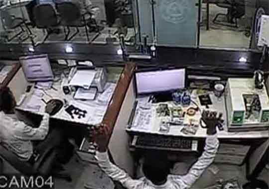 Karachi: Dacoits loot Rs. 7 million during bank robbery