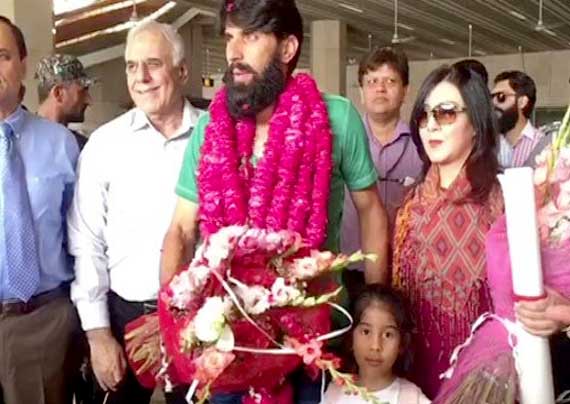 Misbah Ul Haq Gets Hero S Welcome On Return To Pakistan Cricket