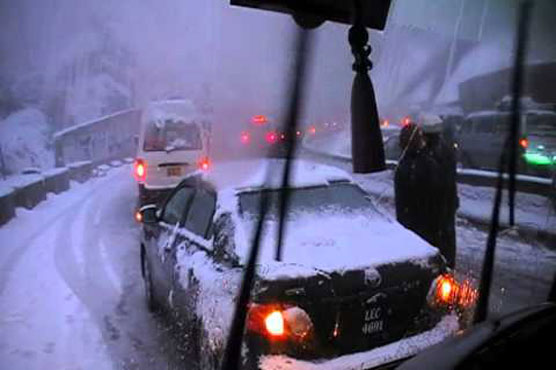 Murree snowfall forces motorway police to close Expressway | Pakistan |  Dunya News