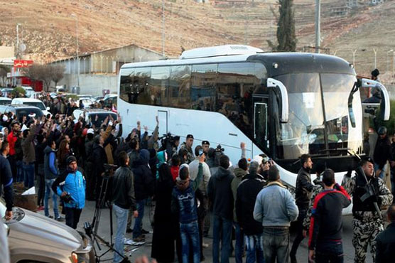 Thousands of Syria evacuees stuck on road as deal falters