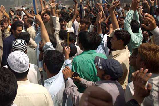 800 Hajj pilgrims stage sit-in against travel agency's fraud in Karachi