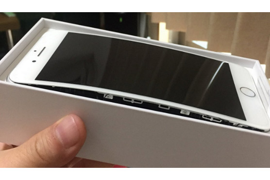 Apple Looks Into iPhone 8 & 8 Plus Battery Swelling