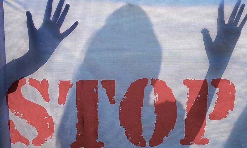 Kiran Naz takes daughter on air to protest Zainab Ansari's rape, murder