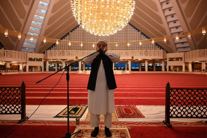 A call to prayer in Pakistan's mega mosque - Pakistan - Dunya News