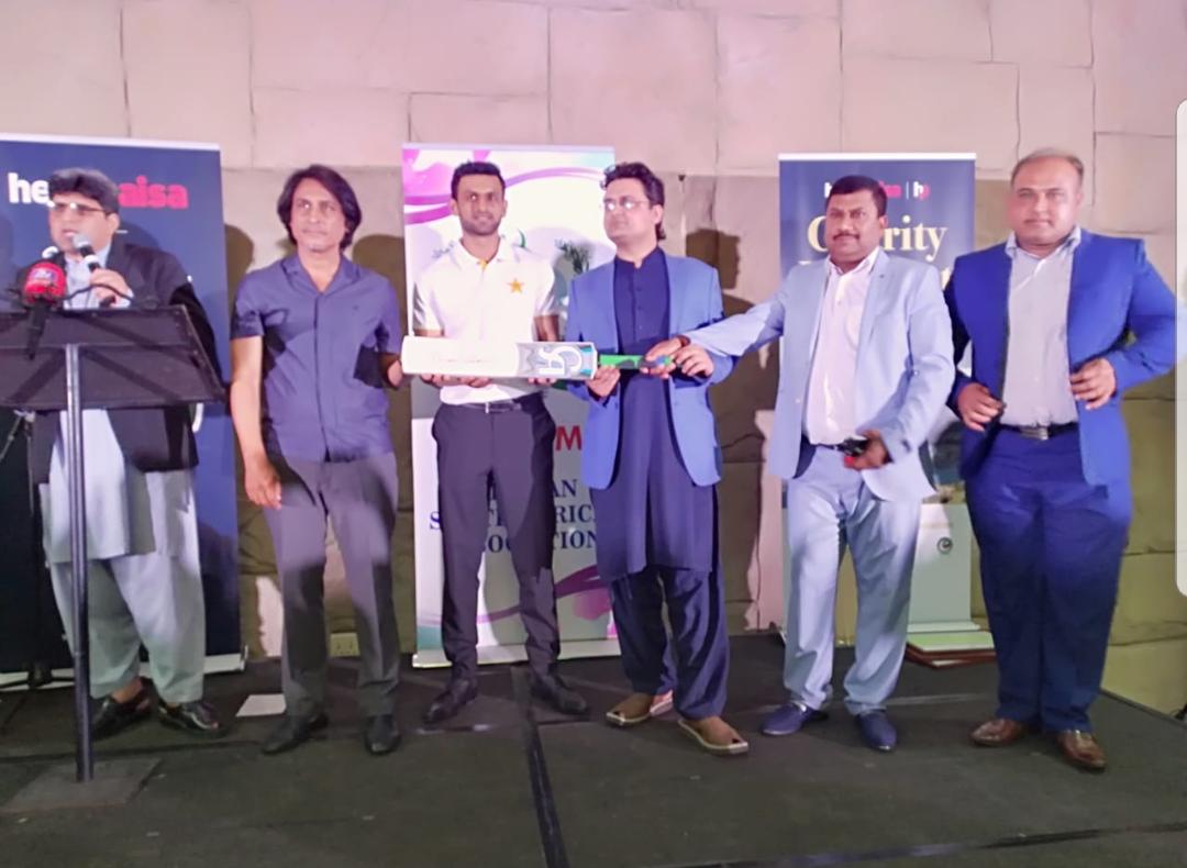 SA: PM Imran-signed bat auctioned for Rs3.1 million - Cricket - Dunya News