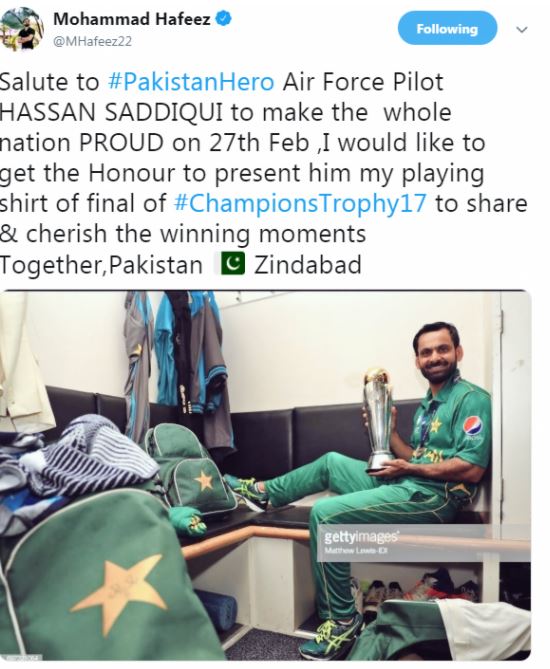 محمد حفیظ نے اپنی چیمپئنز ٹرافی کی شرٹ پائلٹ حسن صدیقی کو دے دی haffeez - محمد حفیظ نے اپنی چیمپئنز ٹرافی کی شرٹ پائلٹ حسن صدیقی کو دے دی