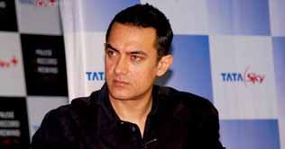 Aamir Khan walks the ramp to promote new film '3 Idiots' 