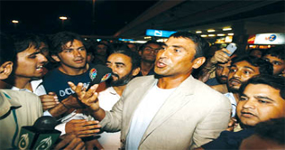 Younis Khan given a warm welcome at Karachi Airport