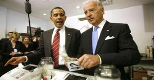 Obama, Biden wait in line to buy hamburgers