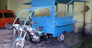 India: 3 wheeler motorcycle made for six people