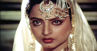 Rekha refuses to accept Lifetime Achievement award 