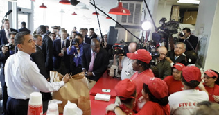 Obama takes motorcade to burger bar