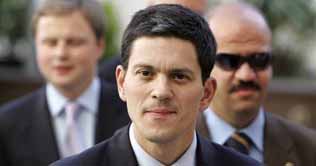 Miliband visits Russia, seeks to mend rift