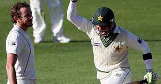 Akmal bros help Pakistan avoid follow-on