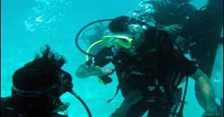 Maldives Cabinet meets underwater 