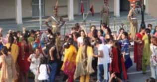 Pak-India singers joint performance applauded in Amritsar