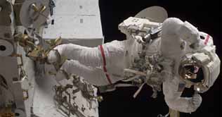 Discovery spacewalkers fix apparatus in final walk 