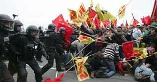 Hamburg: Clashes erupt between left-wing demonstrators and police