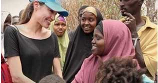 Angelina Jolie visits refugee camp 