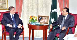 Zardari, Holbrooke discuss war on terror, rehabilitation of IDPs