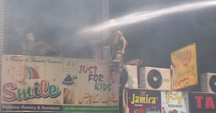 Fire rages on at Shah Alam Market plaza