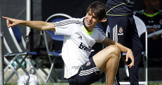 Kaka out for 4 months after knee surgery 