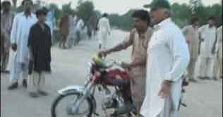 Bhong: Shahbaz Sharif reaches relief camp on motorbike
