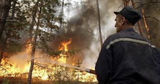 Firefighters try to douse peat fires in Moscow