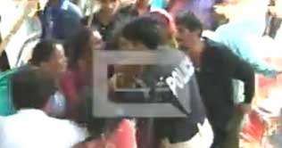 Sukkur: Women affectees injured while getting aid