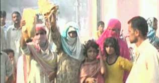 Layyah: Demo against substandard food provision at relief camp