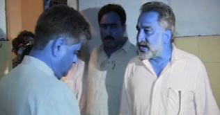 Mirza rebukes Khatri over relief camp mismanagement