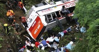 45 perish as bus falls into ravine in Philippine