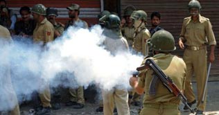 Protesters defy curfew, stage demonstration in Kashmir