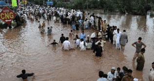 Flood sweeps several Thatha villages, Hyderabad at risk