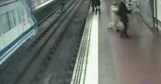 Spain: Police officer rescues man lying in front of approaching train