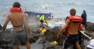 Australia asylum shipwreck 'drowns dozens'