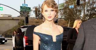  Taylor Swift wins Grammys album of the year 