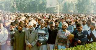 21 victims of Karachi blasts laid to rest