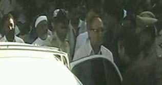 Indian presidents husband ordered to return land to farmer