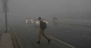 Heavy fog engulfs Lahore and its surrounding areas