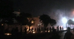 Karachi:Angry protestors set traffic police checkpost on fire