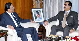 Lahore: Zardari meets Gilani