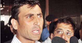 Younis gets harsh with journalists 