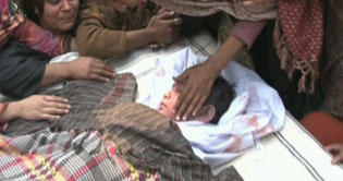 Lhr: Protest against Police by the family and neighbors of Jamshad