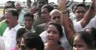 Shiv Sena demonstrates outside Shah Rukh's residence