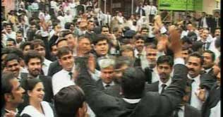 Lawyers, judges at daggers drawn in Lahore