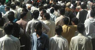 Faisalabad: Powerloom workers put factory on fire