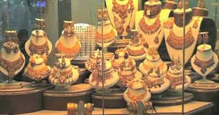 Gold price continues downward trend