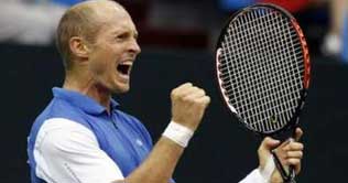 Defending champ Davydenko advances in German Open