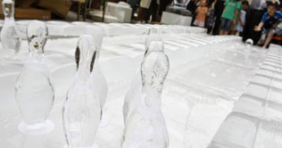 Japan: Tokyo residents bowl to beat heat